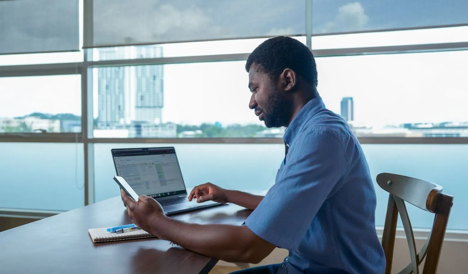 An affiliate IB working on a laptop