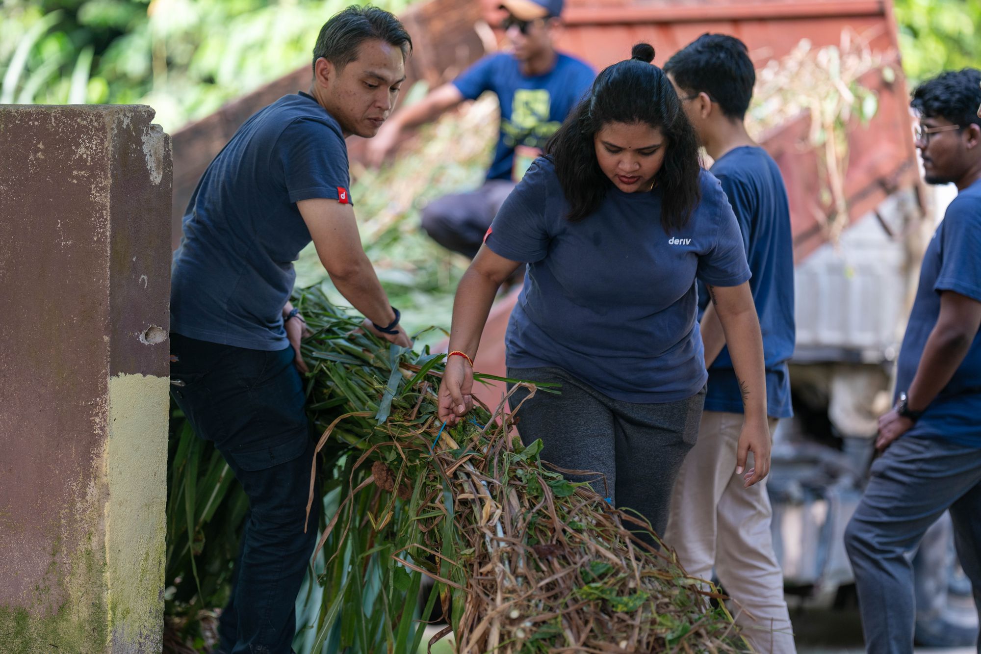 Deriv volunteers at the elephant conservation center